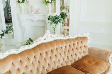 Bir çiçeklerle dekore parlak ve taze yatak odası.