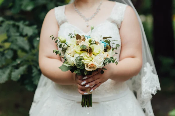 Hermoso ramo en las manos de la novia muy gorda — Foto de Stock