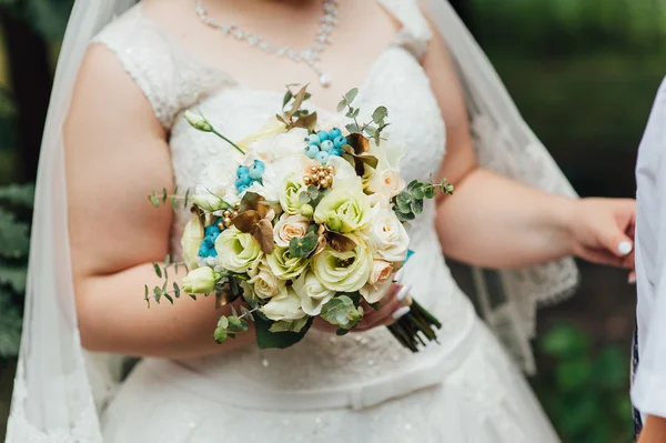 çok şişman gelinin elinde güzel buket