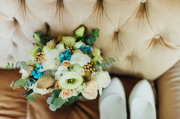 Bouquet de fleurs de roses avec des chaussures blanches — Photo