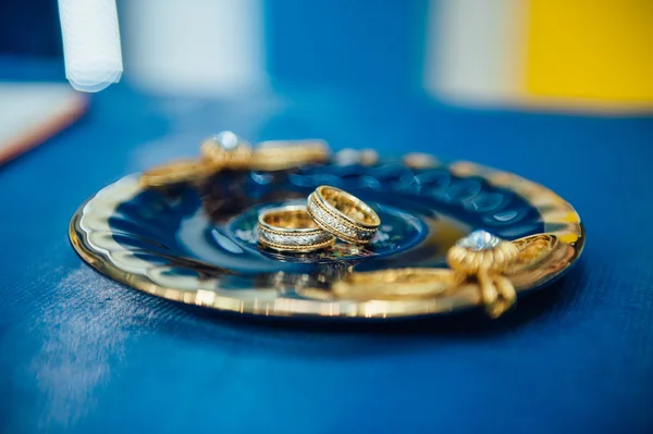 Весільні золоті кільця на срібній тарілці — стокове фото