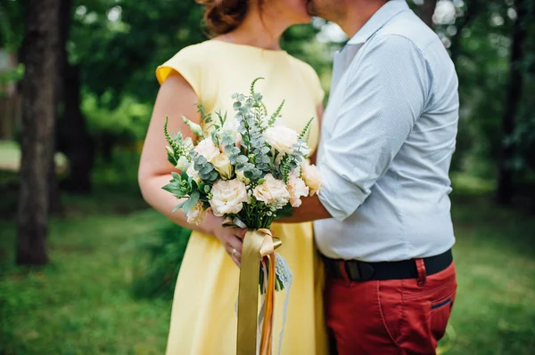 Όμορφο γαμήλιο μπουκέτο στα χέρια της νύφης — Φωτογραφία Αρχείου