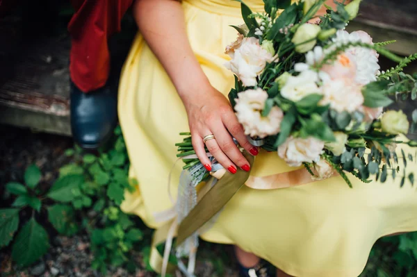 Piękny bukiet ślubny w rękach panny młodej — Zdjęcie stockowe