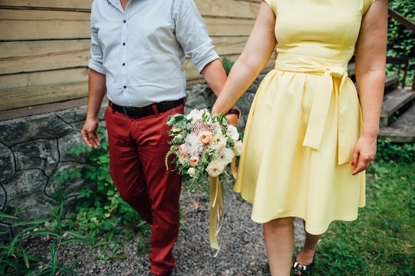 El ramo hermoso de boda en las manos de la novia —  Fotos de Stock