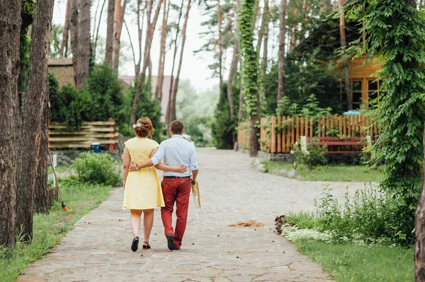 Lovers håller händer och gå i parken — Stockfoto