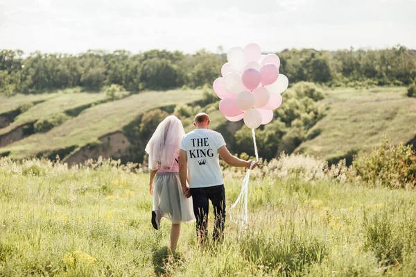 Lovers is running with hold hands on city park — Stock Photo, Image