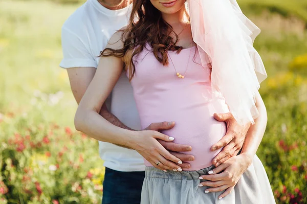 幸せと若い妊娠中のカップルを抱いて — ストック写真