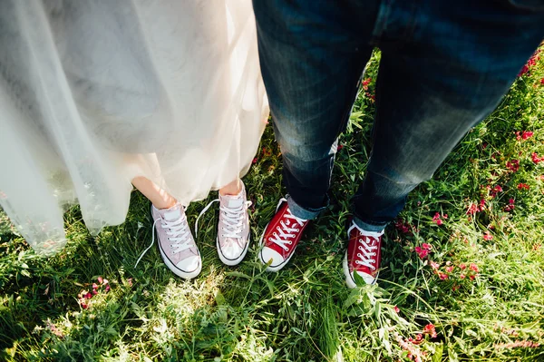 Casal fresco na moda, pernas, estilo de vida - conceito — Fotografia de Stock