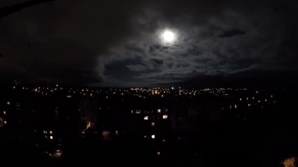 Luna piena dietro le nuvole di notte — Video Stock