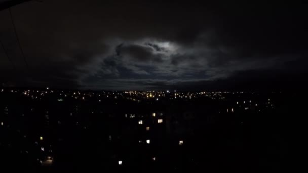 Vollmond hinter Wolken in der Nacht — Stockvideo