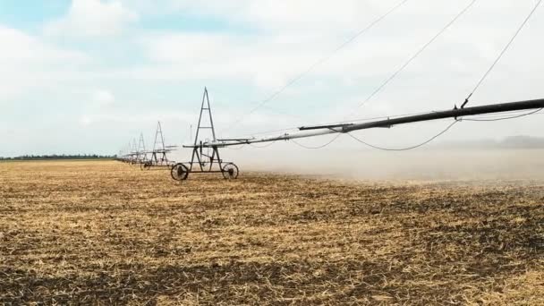 Centro agrícola automatizado de riego pivote — Vídeo de stock