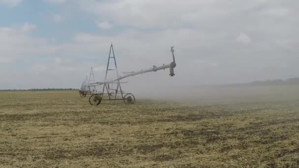 Centro agrícola automatizado de riego pivote — Vídeo de stock