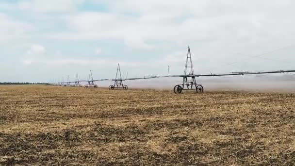 Centro agrícola automatizado de riego pivote — Vídeo de stock