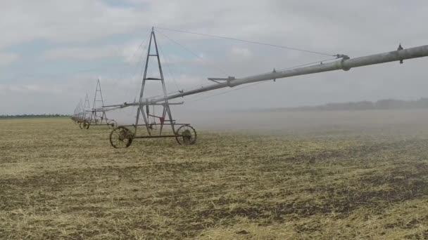 Automated agricultural center pivot irrigation — Stock Video