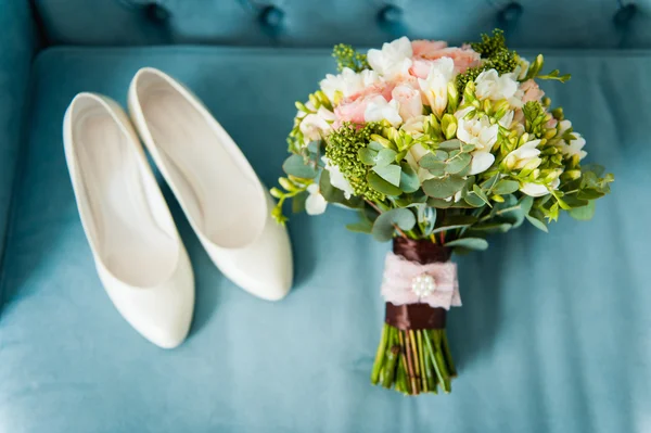 Trouwschoenen voor boeket en bruidsmeisje op blauw mat — Stockfoto