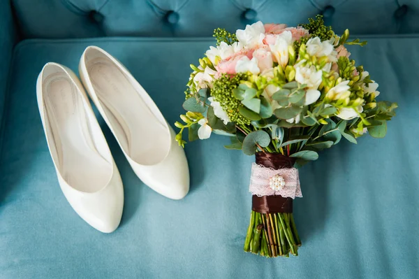 Trouwschoenen voor boeket en bruidsmeisje op blauw mat — Stockfoto