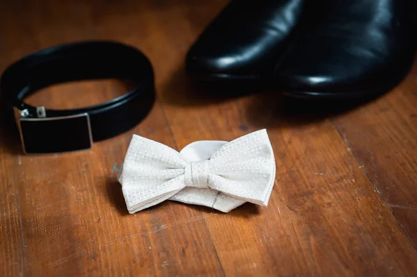 Vőlegény ruha készlet. Esküvői cipők és csokornyakkendő — Stock Fotó