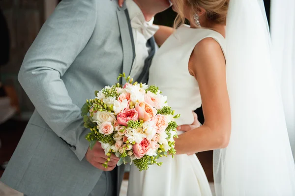 Belo buquê de casamento em mãos da noiva — Fotografia de Stock