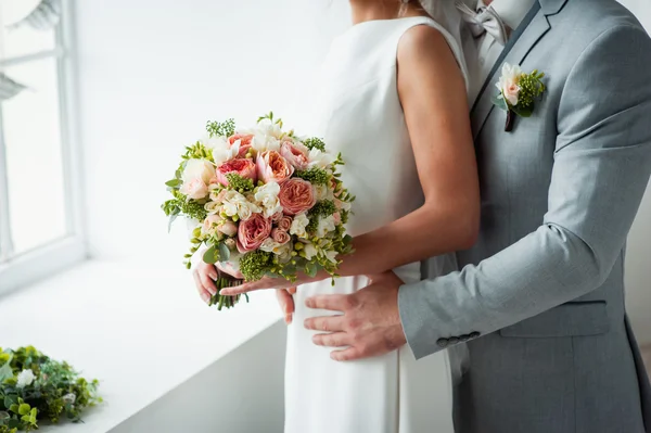 Schöner Brautstrauß in den Händen der Braut — Stockfoto