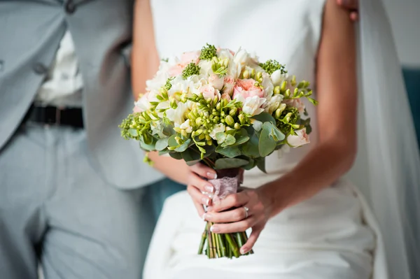 Красивий весільний букет в руках нареченої — стокове фото