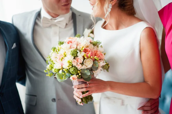 Schöner Brautstrauß in den Händen der Braut — Stockfoto