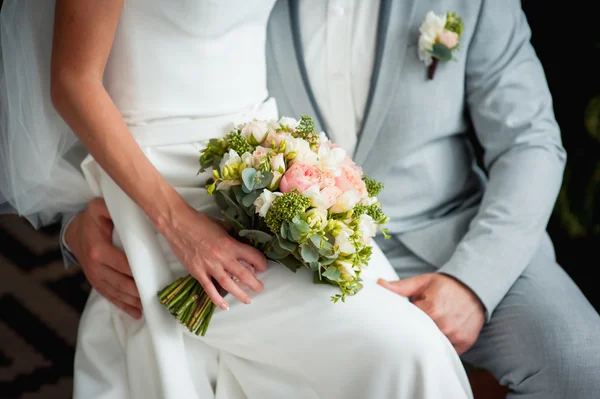 Prachtige bruiloft boeket in handen van de bruid — Stockfoto