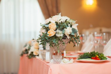 Düğün ya da başka bir yemek organizasyonu için masa hazır.