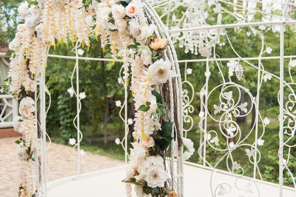 Bianco arco di nozze decorato con fiore all'aperto — Foto Stock