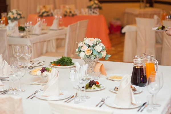 Conjunto de mesa para boda u otro evento abastecido — Foto de Stock