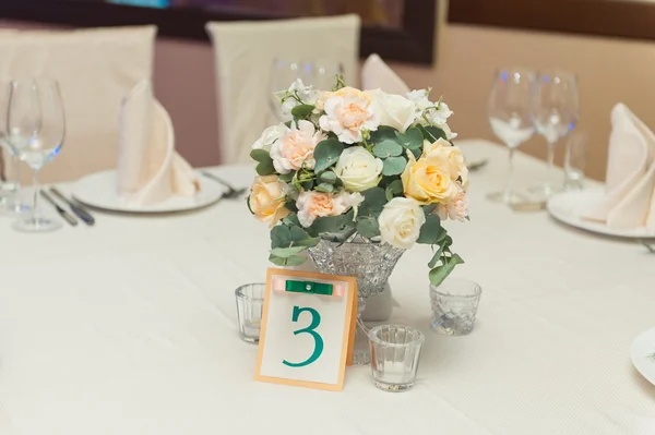 Conjunto de mesa para boda u otro evento abastecido — Foto de Stock