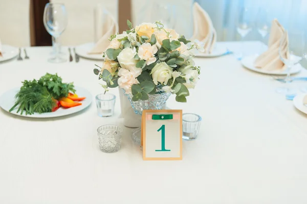 Conjunto de mesa para boda u otro evento abastecido — Foto de Stock