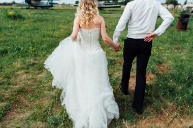 Aşıklar el ele tutuşup Parkta yürümek