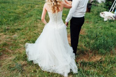 Aşıklar el ele tutuşup Parkta yürümek