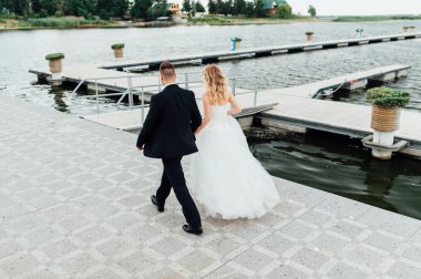 Aşıklar el ele tutuşup Parkta yürümek