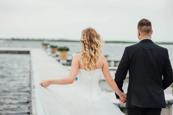 Amoureux se tiennent la main et se promènent dans le parc — Photo