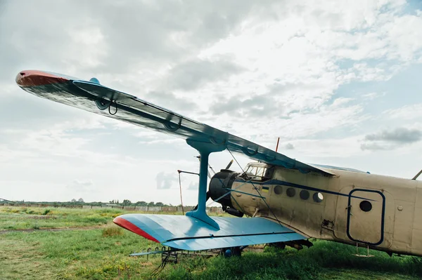 Flugzeuge stehen auf grünem Gras. Ukraine, 2016 — Stockfoto