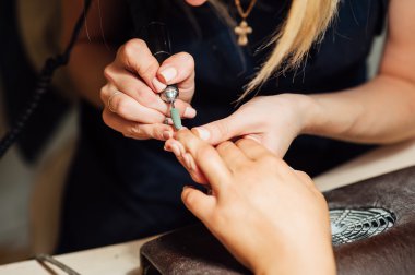 Kadın manikür alma salonda