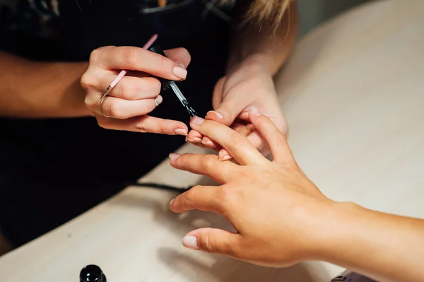 Mulher no salão recebendo manicure — Fotografia de Stock