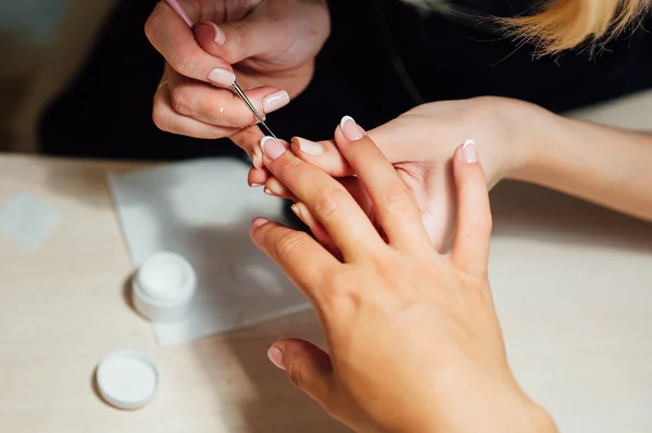 Mujer en el salón recibiendo manicura — Foto de Stock