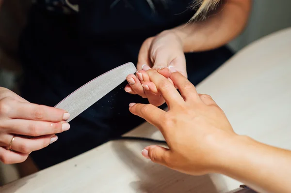 Mujer en el salón recibiendo manicura — Foto de Stock