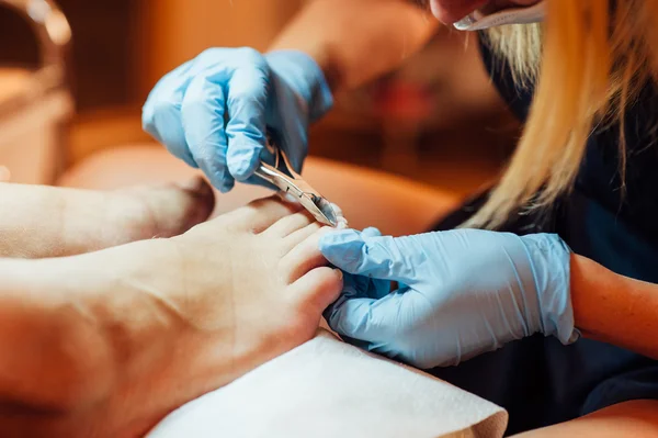 Master pedikür çivi ve cuticles closeup .