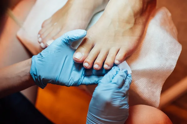 Mestre pedicure unhas e cutículas close-up  . — Fotografia de Stock