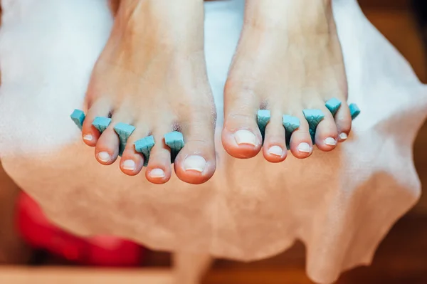 Meester pedicure nagels en nagelriemen close-up . — Stockfoto