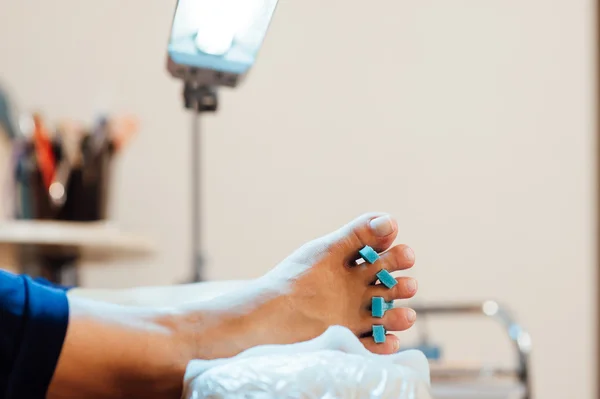 Mestre pedicure unhas e cutículas close-up  . — Fotografia de Stock