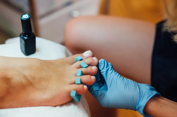 Mestre pedicure unhas e cutículas close-up  . — Fotografia de Stock