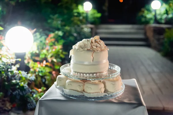 Schöne leckere weiße Hochzeitstorte — Stockfoto