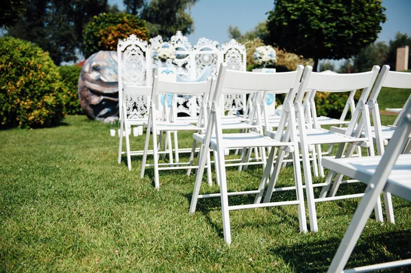 Σειρές από λευκό πτυσσόμενες καρέκλες γκαζόν — Φωτογραφία Αρχείου