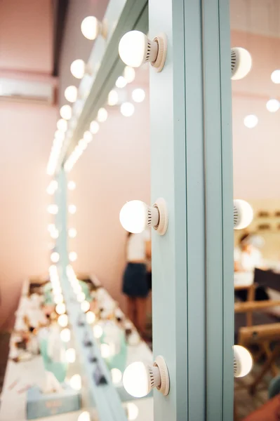 Kadının makyaj yer ayna ile