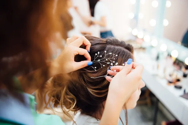 Haarstylist maakt de bruid een bruiloft hairstyle — Stockfoto