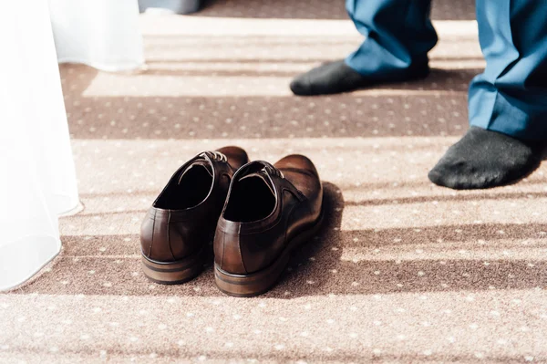 Close-up jovem amarrando sapatos elegantes dentro de casa — Fotografia de Stock